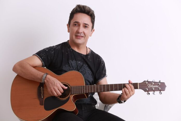 Tom Cleber faz show gratuito em Manaus