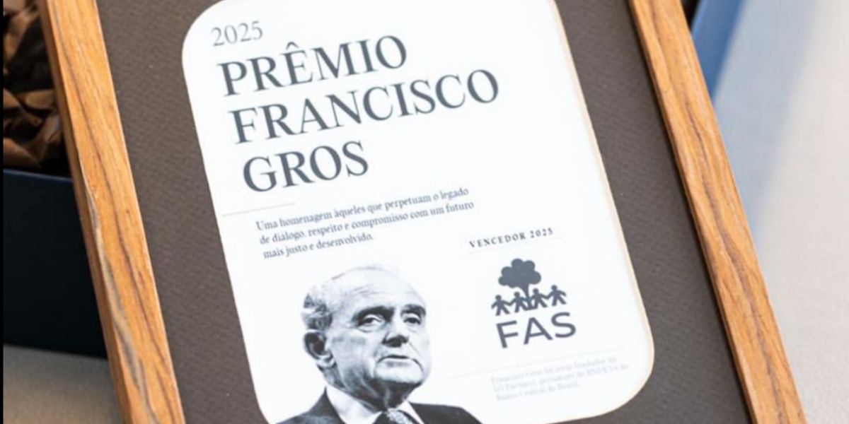 FAS recebe Prêmio de Excelência Francisco Gros 2025, em reconhecimento a iniciativas sociais positivas